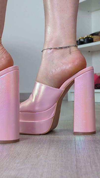 Shoejob & Cum on Pink Block Heel Mules Under Cock Table - Dame Olga 4K (746)