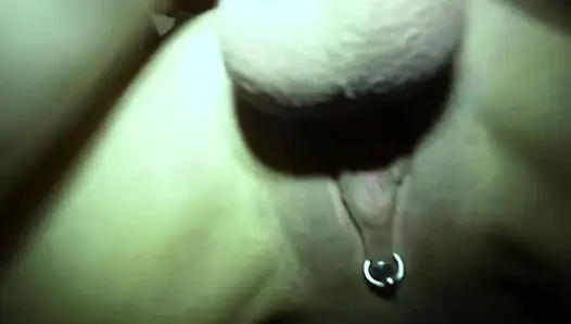 Wanita dewasa rambut cokelat di-gangbang sampai menganga lebar di pesta seks liar