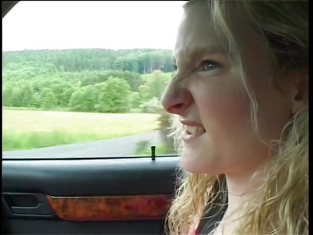 Вдигната блондинка я чукат и й правят лицево изпразване