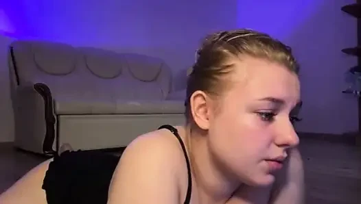 Bbw jucielussie sutt vor der kamera und lutscht dildo