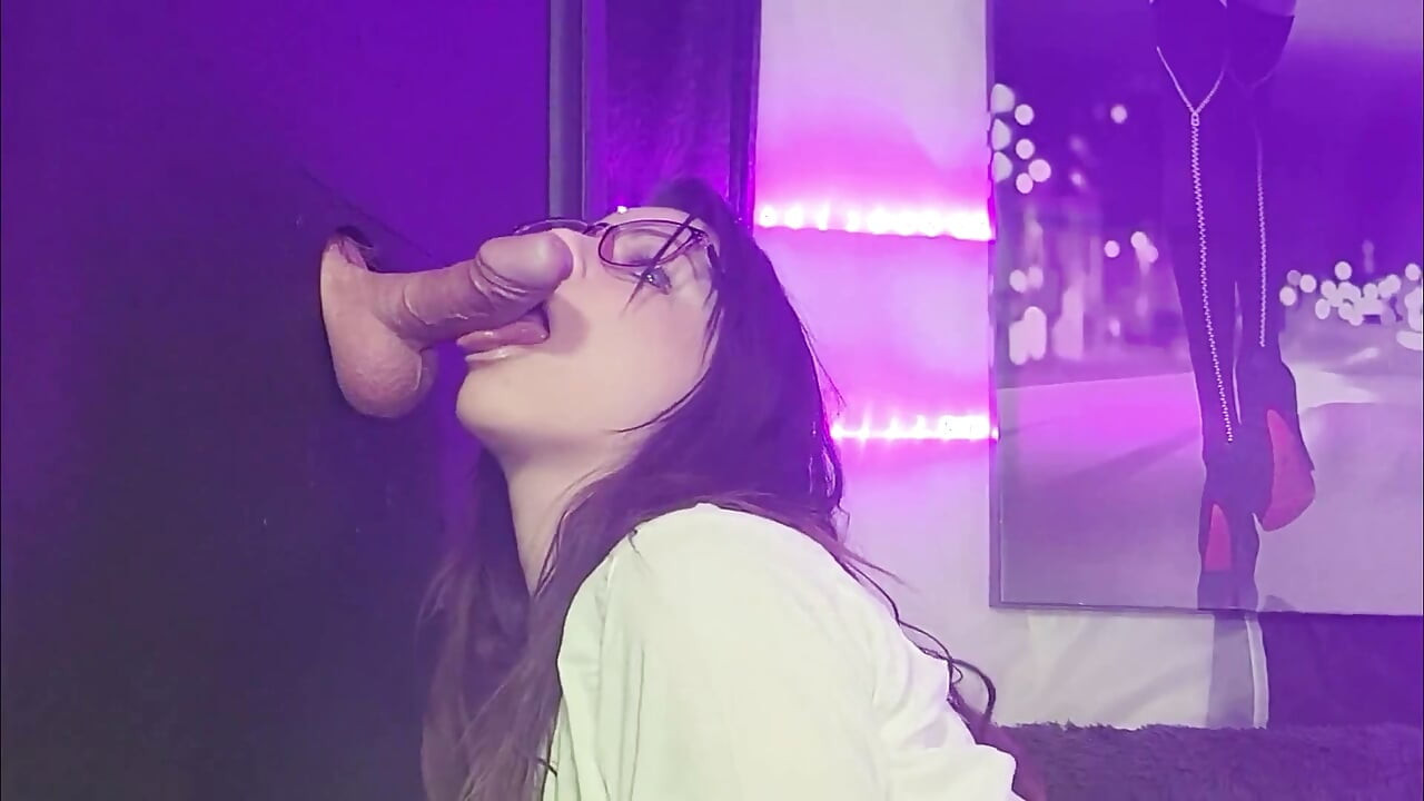 Gloryhole Jade está chupando Damon