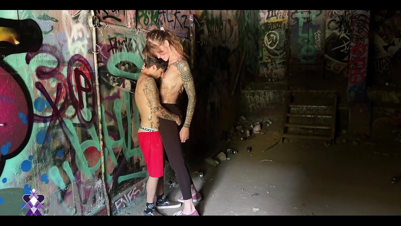 버려진 발전소에서 트랜스 맨의 트랜스 걸 공개 섹스