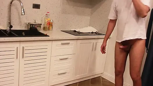 Ich bin eine gute arabische stiefschwester. Ich werde mit meinem kleinen stiefbruer spielen