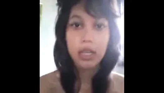 Индонезия - индо-девушка раздевается и мастурбирует для своего бойфренда