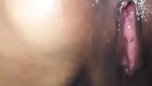 Ibu tiri dengan pantat bahenol ini ngentot pantat bahenolnya pakai timun ukuran raksasa!
