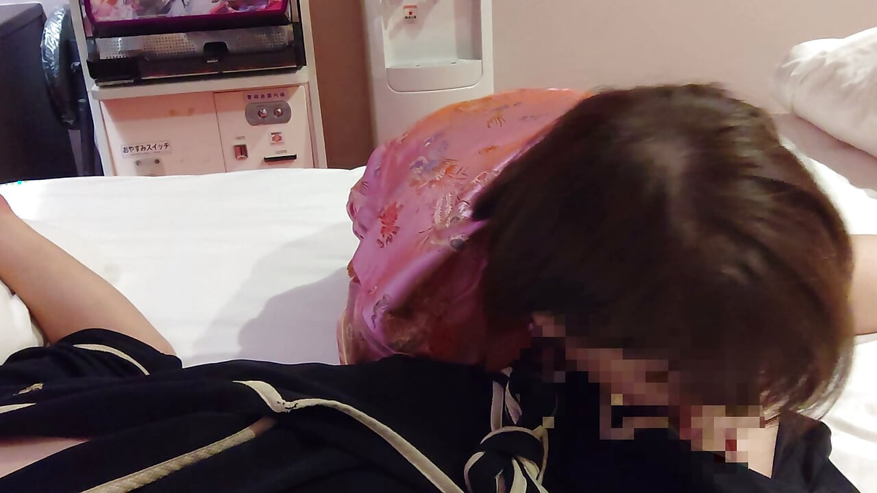Saya menghidangkan banyak cheongsam Apabila saya melihat orang lain merasakannya, vagina saya basah Blowjob amatur cunnilingus creampie