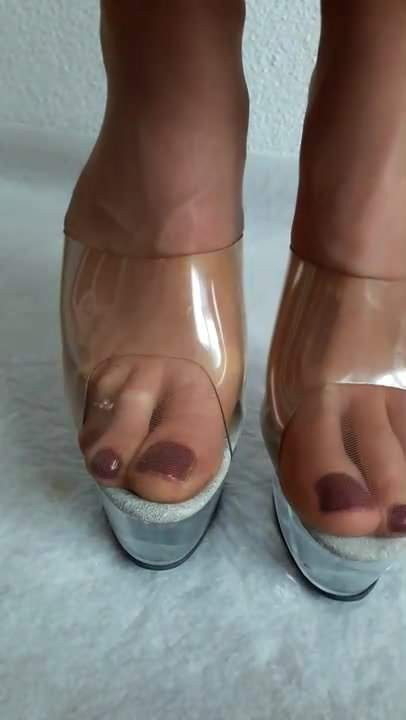 पत्नी पीछे से ऊँची एड़ी के जूते और नाइलोनफीट साफ़ करती हैं