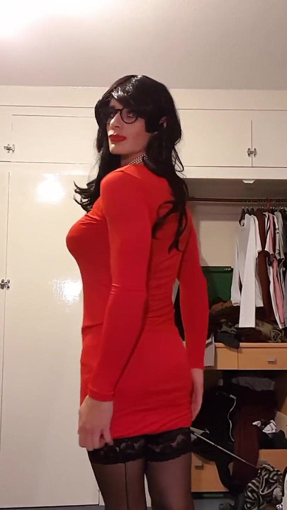 赤いボディコンドレスを着て自分を披露。私はまた少し気合を入れます。