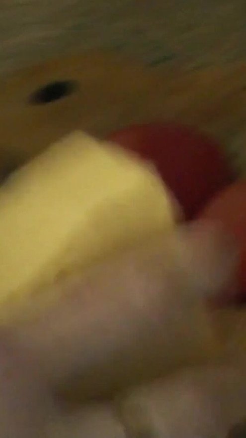 Sexy milf sigue cocinando desnuda sin bragas y sujetador en color rojo transparente negligee. Grandes tetas naturales, gran culo | Clip 2