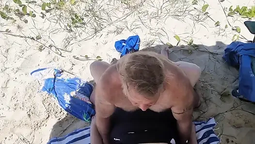 Tonton video kami lagi asik ngentot dan nyepong kontol di pantai