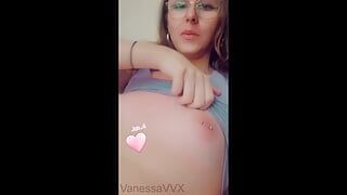Trans Vanessa filmează o ejaculare URIAȘĂ și mănâncă totul