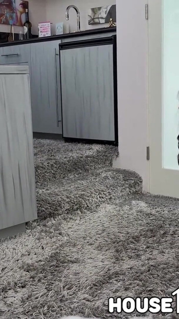 Napaljena agentica za nekretnine uhvati par kako se jebe na Open House i pridružuje se za divlji trojac - HouseHumpers | Isječak 1