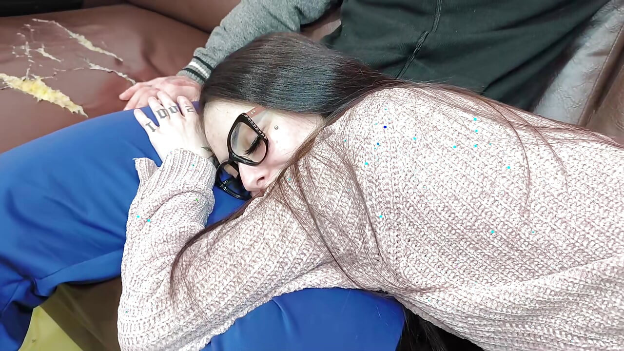 Ella tenía sueño pero prefería la polla