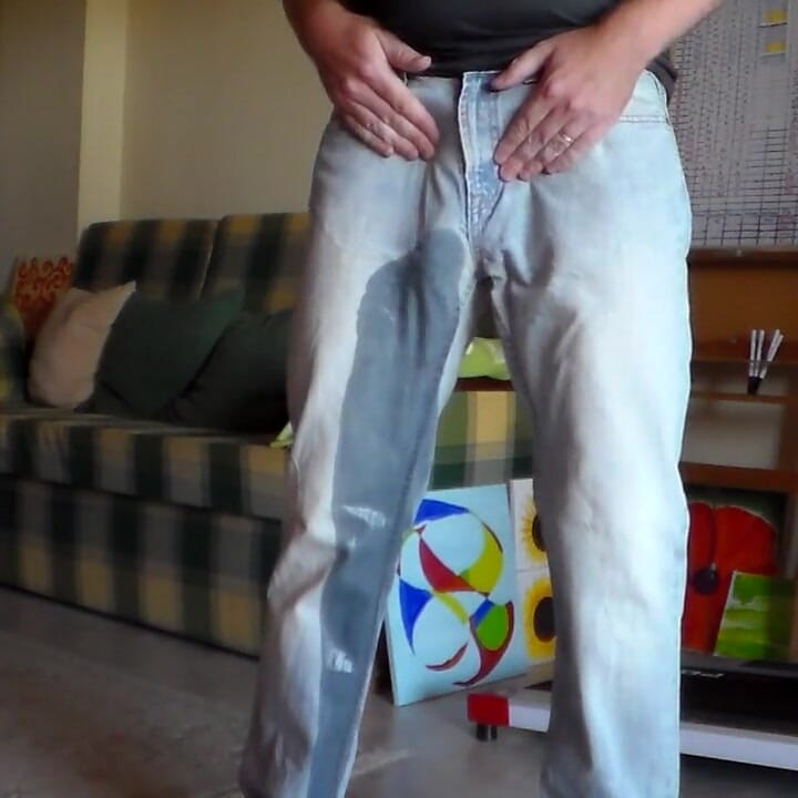 ジョンはジーンズの中でおしっこをしている