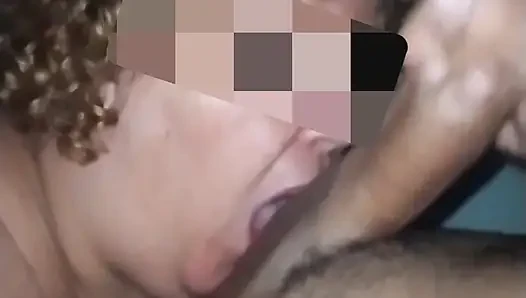 Evli kadın daha fazla dayanamayacak ve boşalana kadar büyük bir yarağın tadını çıkarıyor