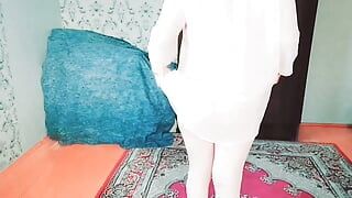 Леди Бойфренд с большой белой задницей кроссдрессера-сисси в фиолетовом платье