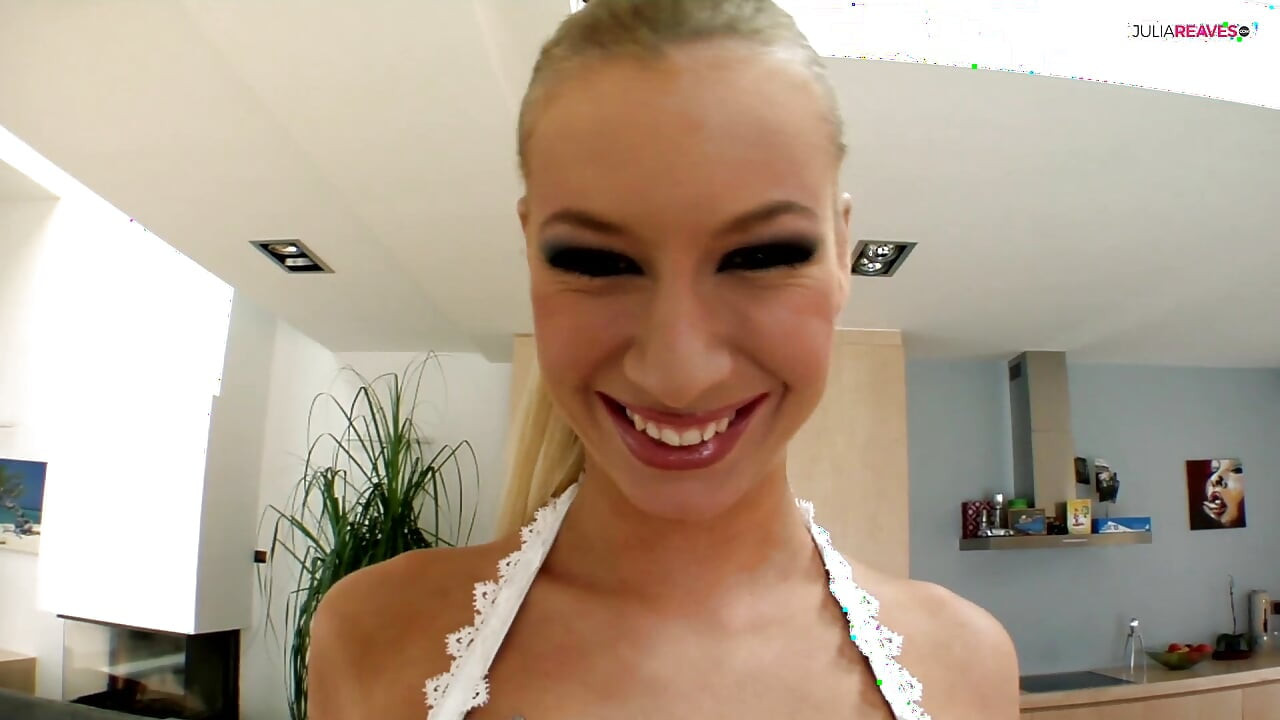 Seksi devojka poskakuje pičku na monstruoznom kurcu dok puši drugi