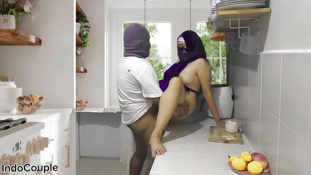 Istri hijab indo viral memasak di dapur saudara tiri masuk dan menidurinya dengan keras