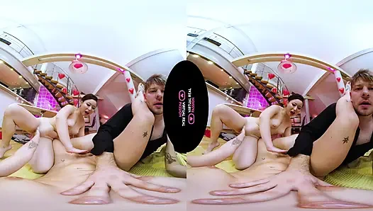 Merayakan Tahun Baru Cina dengan Threesome Liar - VR