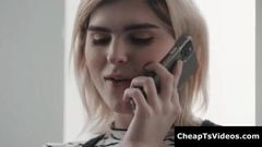 Сексуальна блондинка транссексуал робить телефонний дзвінок для приємного траху d
