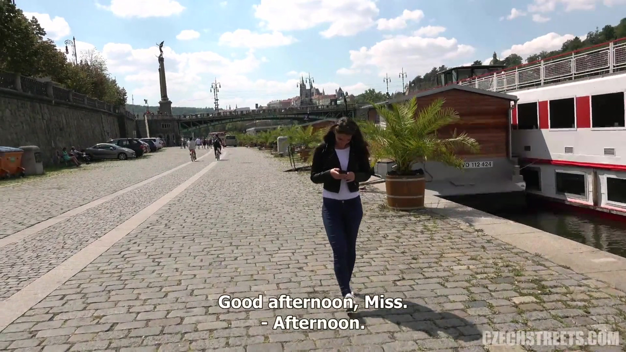 チェコの街 - 史上最もシャイな女の子