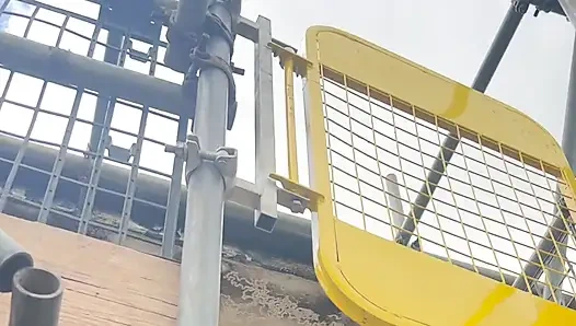 Cewek ini rela ngebiarin tukang nginton di balik jendela sambil ngocok kontol sambil nge-ngocok dan merekam videonya