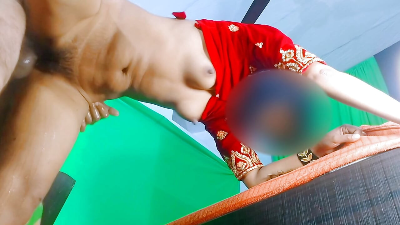Стоящо ебане. Комал започна да казва, че не се наслаждава на путката си, шапката й не достига до путката й и тя поиска бульон