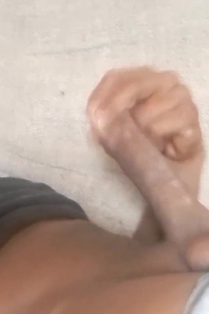 Nata4sex躺在沙发上抚摸我的大鸡巴高潮