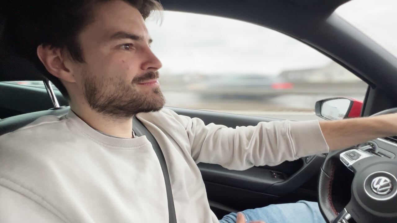 casi chocó el auto cuando lo masturbé y lo torté después de su orgasmo