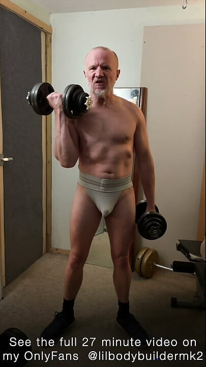 Svalnatý tátík s velkou tvrdou bicepsovou pumpou. Sledujte mě prosím na OnlyFans pro celé 27minutové video
