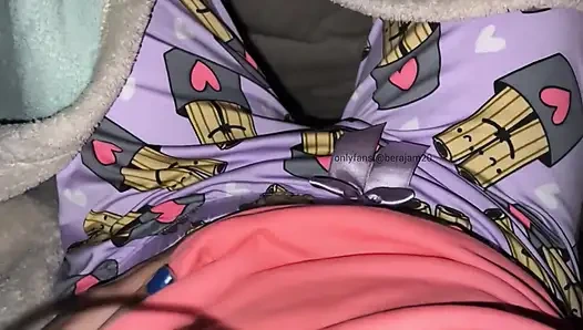 Heißes junges mädchen. Unter den bettlaken nasst sie ihr höschen mit orgasmus.