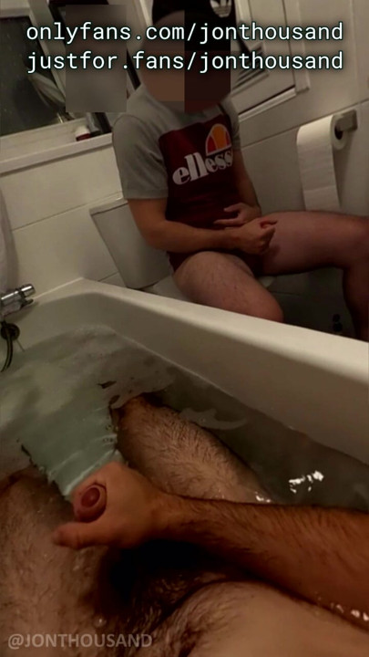 Masturbare la baie cu colega de cameră din Str8