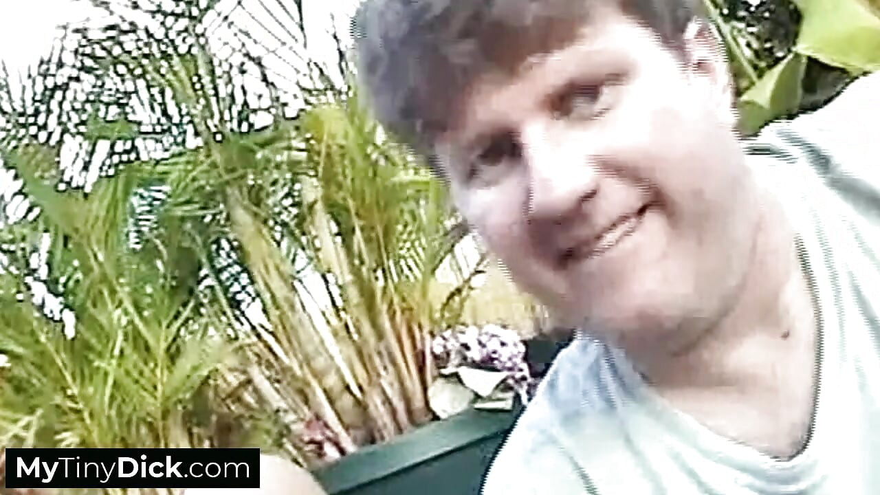 Una experta rubia milf trabaja esa pequeña polla