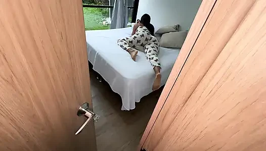 Koadremin üvey oğlunun bekaretini alıyorum