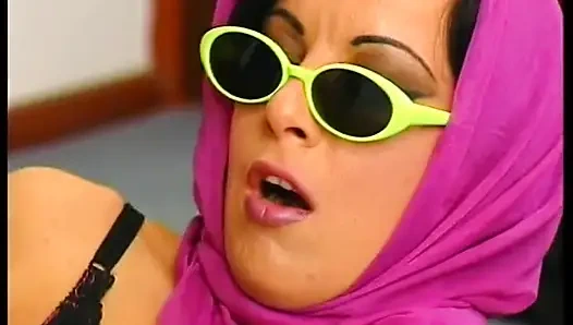 Сногсшибательная брюнетка в сексуальных чулках сосет член и вспахали