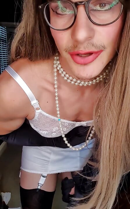 Puan Jessica berpakaian dalam korselette putih vintaj