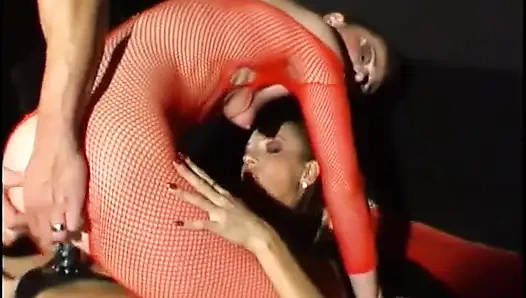 Крошка В Красных Чулках-сеточках Доминирует Над Связанным Членом В Диком Бдсм-тройничке