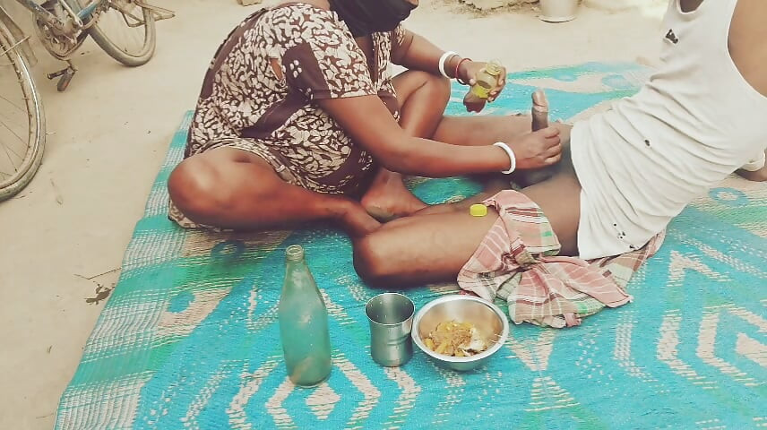 Desi bhabhi ke sath Daru Piya aur gaon ki chudai ki
