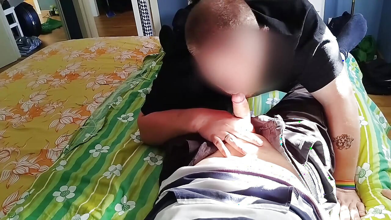 Tatăl vitreg îi oferă lui Boi serviciul oral complet, partea 1 cu muie și lins de coaie
