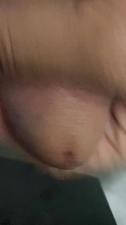 In the bathroom, there was a cock that was getting an erection, only knowing how to endure it, not having to do it
