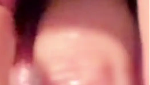 Ehefrau nimmt masturbierende haarige nasse muschi in nahaufnahme auf