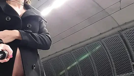 Metro istasyonunda çıplak