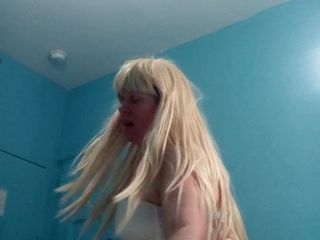 Brenda Justice blonde seksi menyanyikan lagu