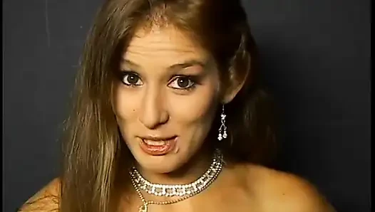 Belden bağlamalı hatun başka bir adamın yarağını yalarken adamın götünü sikiyor
