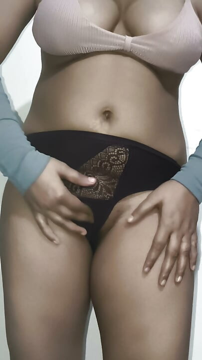 HOTTYLOVELY khud se sex karti huyi