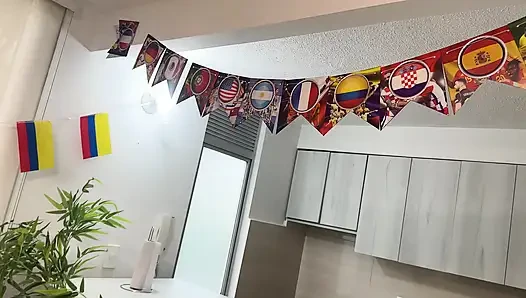 Azgın latin en iyi arkadaşım beni iç çamaşırı olmadan bekliyor ve takımı kazanırsa zengin ıslak amına bahse giriyor. 2026 Dünya Kupası özel!
