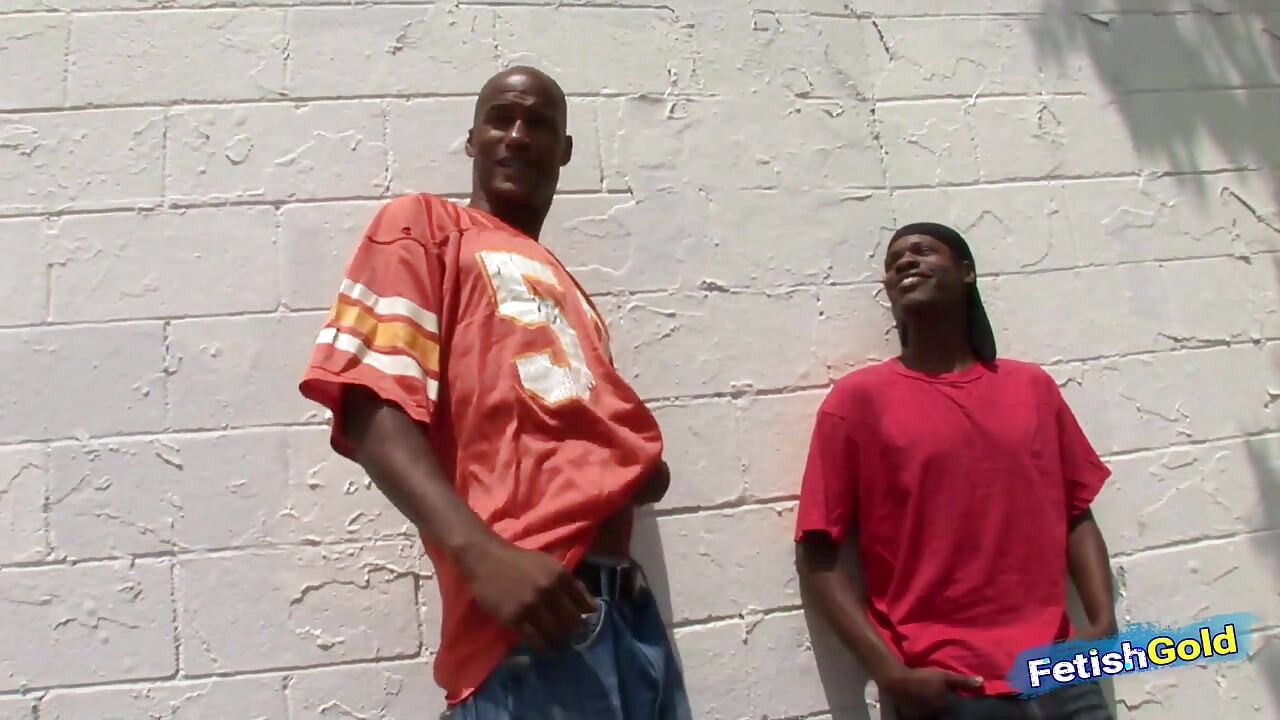 饥渴的黑人在互相吹箫后勾引他的朋友玩激烈的肛交