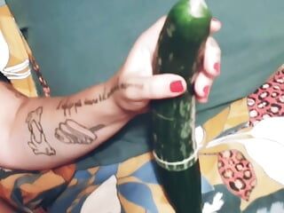 Vrouw met komkommers
