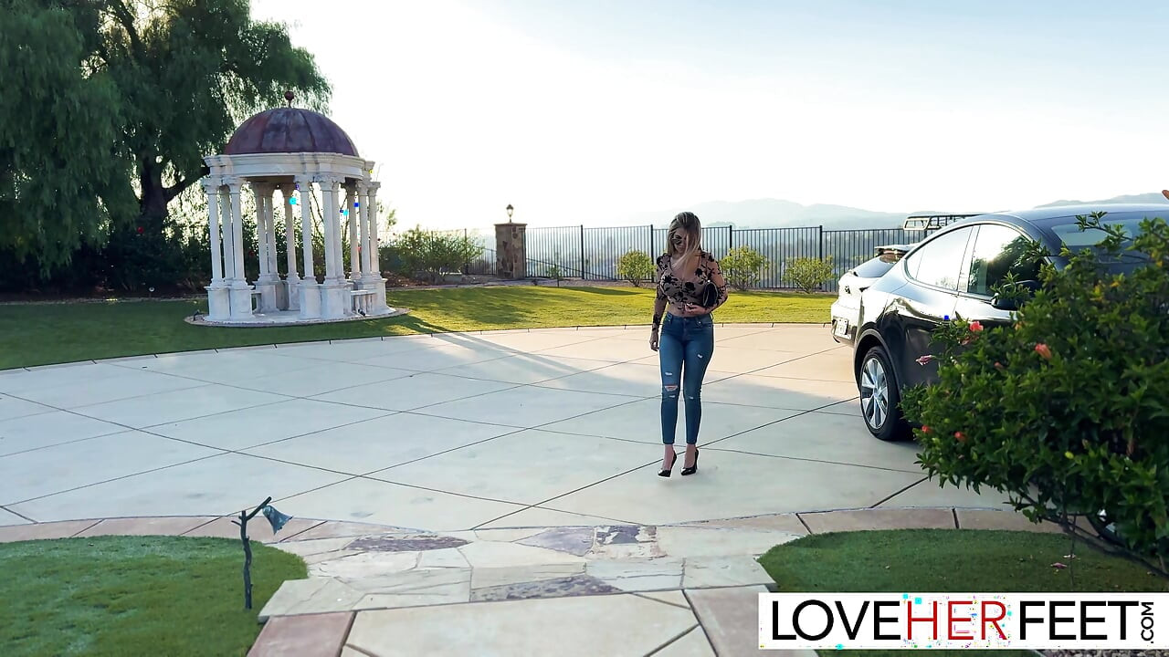 腳女神Gigi Dior在足部崇拜後在戶外被猛擊