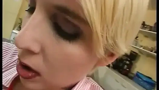 Almanya'dan sarışın bayan kıllı amcığını siktiriyor